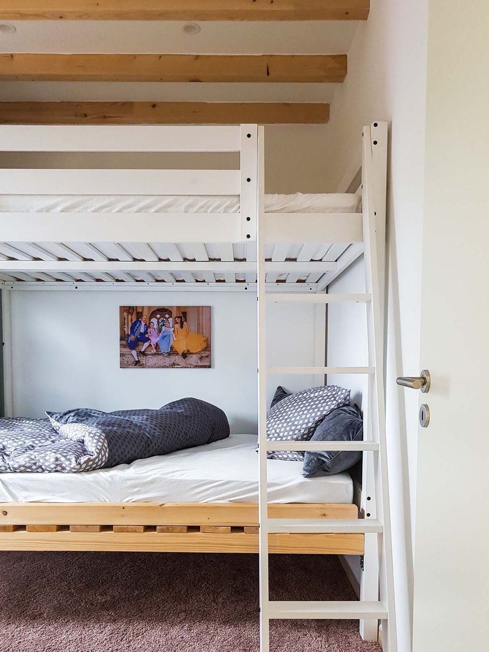 Kinderzimmer mit weißem Hochbett und Leiter
