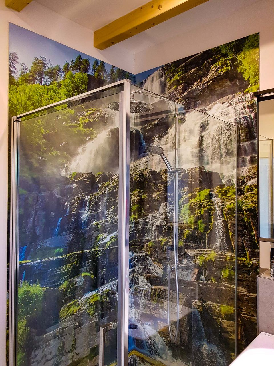 Regendusche mit Wasserfall-Motiv als Duschrückwand