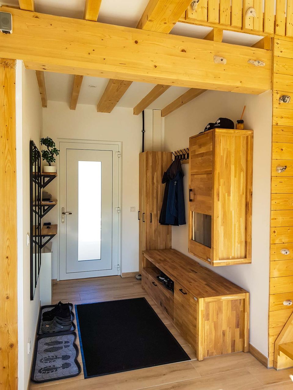Eingangsbereich mit Garderobe und Sitzbank aus hellem Holz