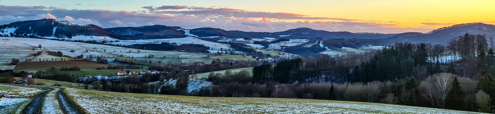 Raureifbedeckte Rhönlandschaft bei Gersfeld im zeitigen Frühjahr