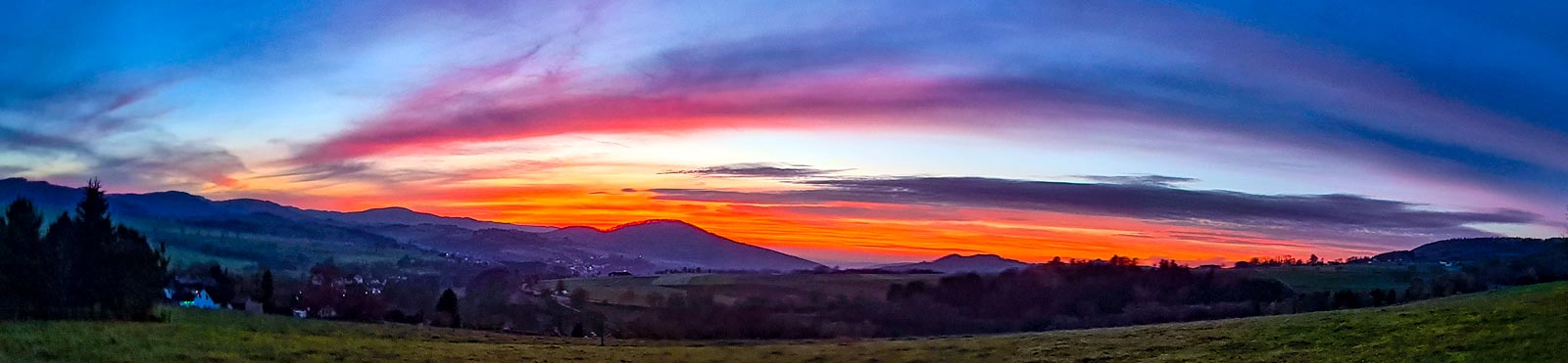 Sonnenuntergang über den Bergrücken der Rhön bei Gersfeld