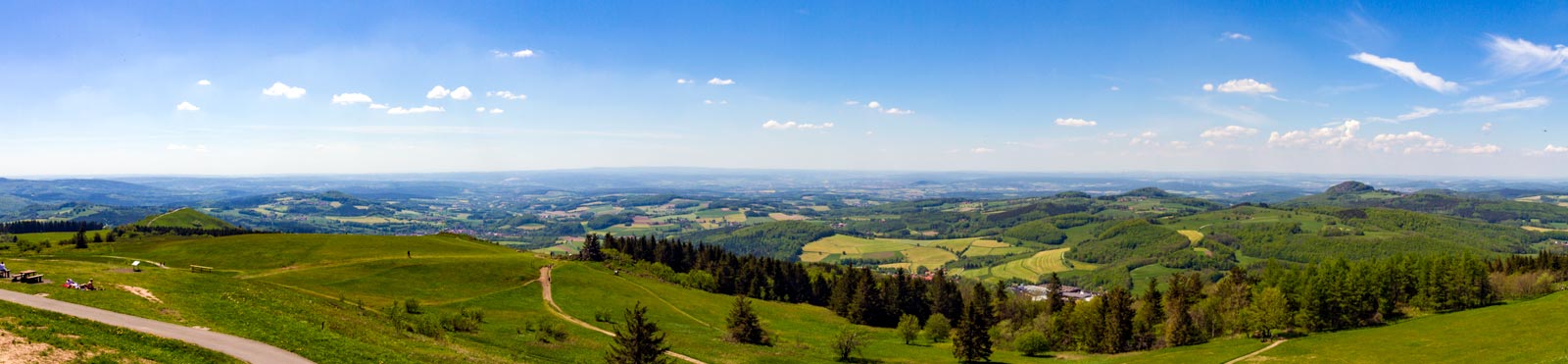 Weiter Blick von der Wasserkuppe über die grünen Hügel der Rhön