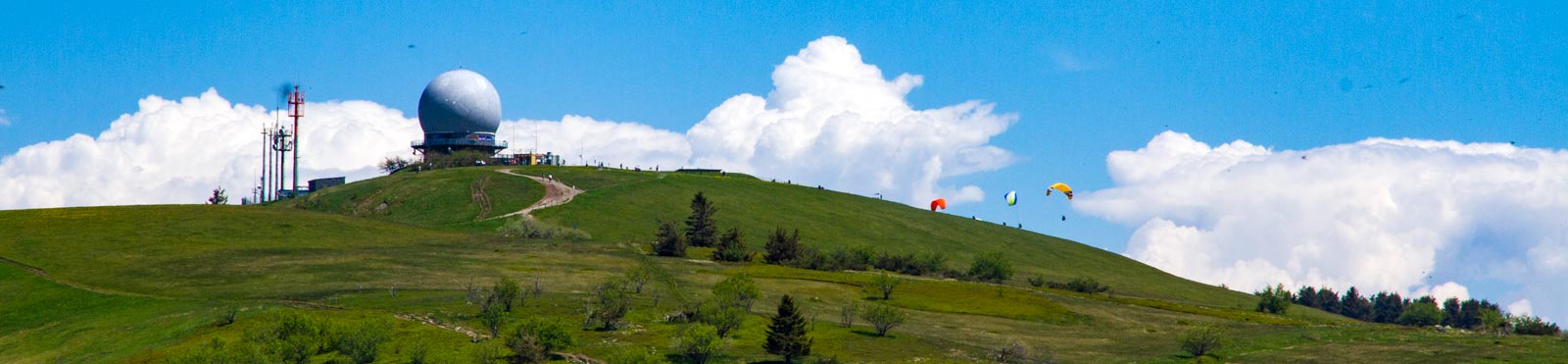 Das Radom auf dem Gipfel der Wasserkuppe, am Hang starten Gleitschirme